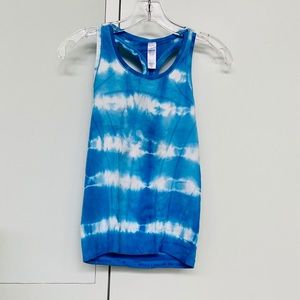 A blue and white tank top 💙🤍